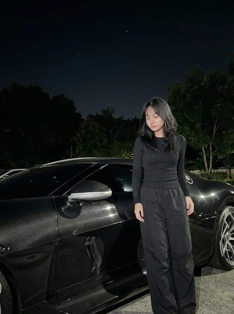 Publication Réseaux Sociaux - Portrait Nocturne avec Voiture de Luxe