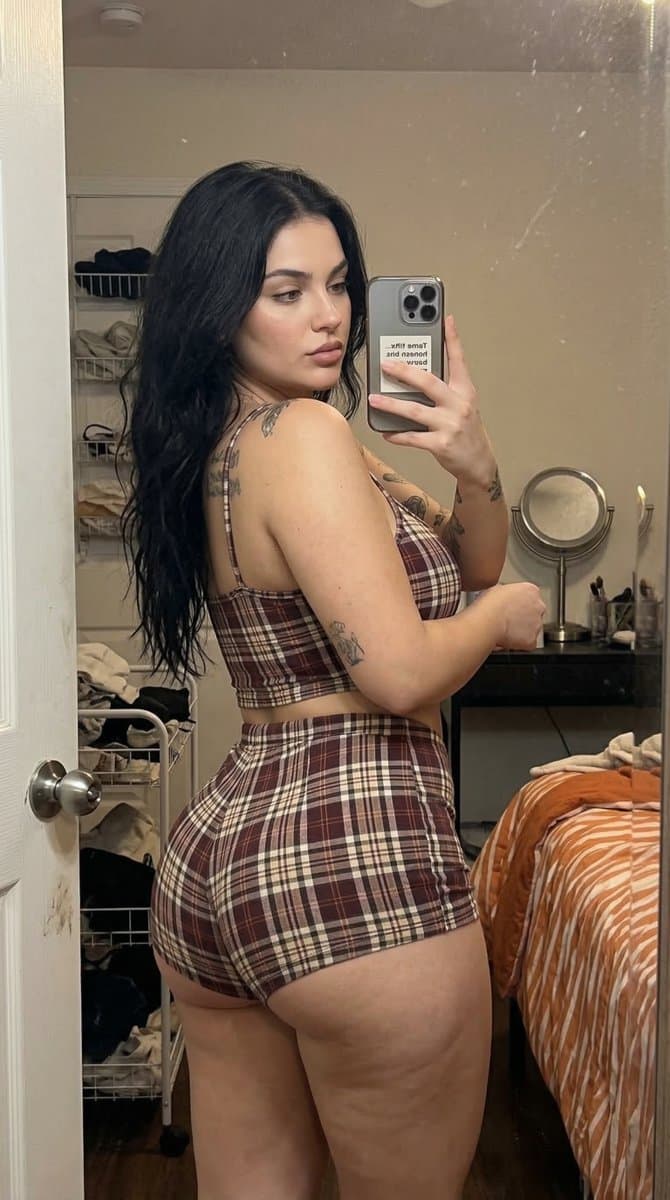 Spiegelselfie einer tätowierten jungen Frau