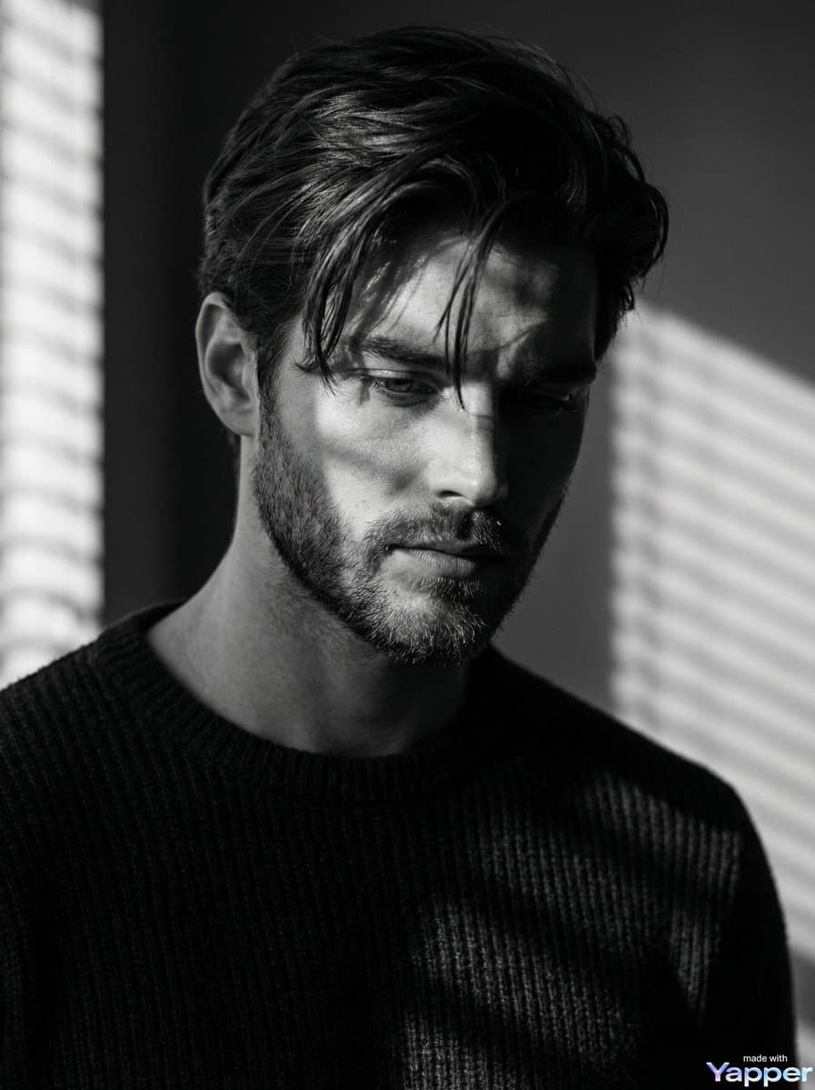 Portrait Cinématique en Noir et Blanc d'un Jeune Homme